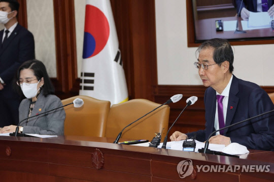 한덕수 국무총리가 8일 정부서울청사에서 열린 국정현안관계장관회의를 주재하고 있다.<사진:연합뉴스>